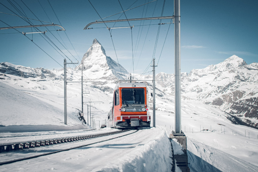 Sleeën met uitzicht op de Gornergraatbahn. (Foto: Gornergrat Bahn)