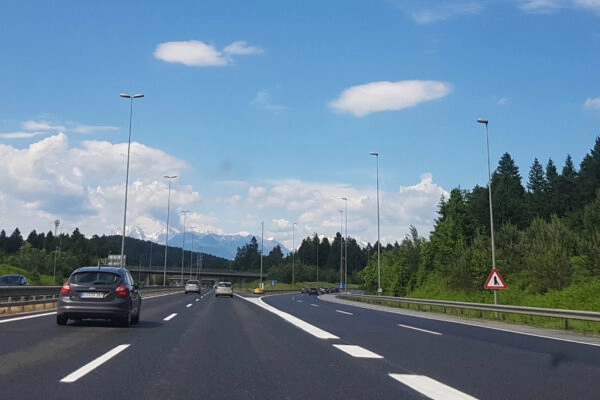 Je mag met winterbanden in de zomer op de snelweg in Oostenrijk rijden.