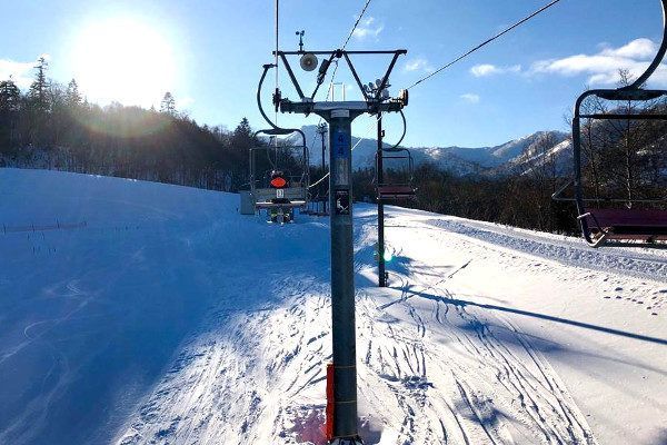 Zon in het Japanse skigebied