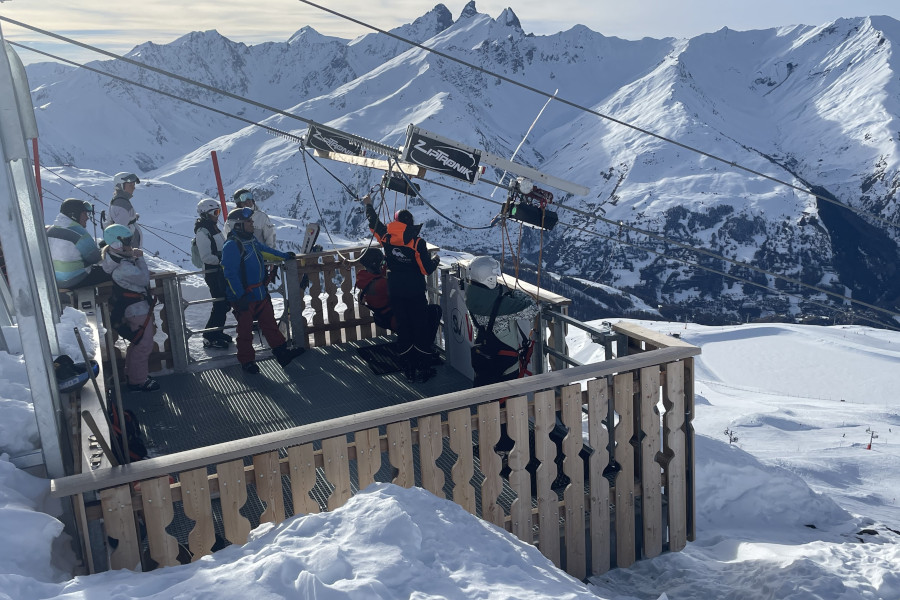 De zipline is een spannende adrenalinekick.