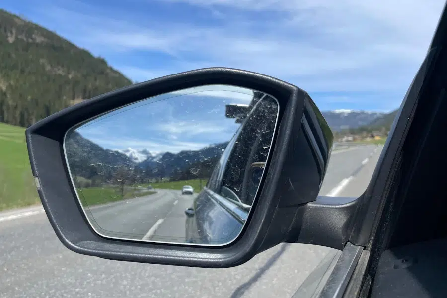 Mag je je met winterbanden in de zomer rijden?